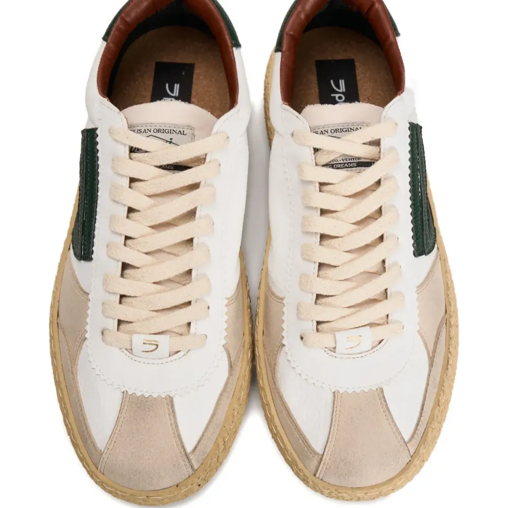 Кроссовки со шнуровкой и полосками