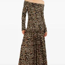 Макси-платье с цветочным узором и открытыми плечами