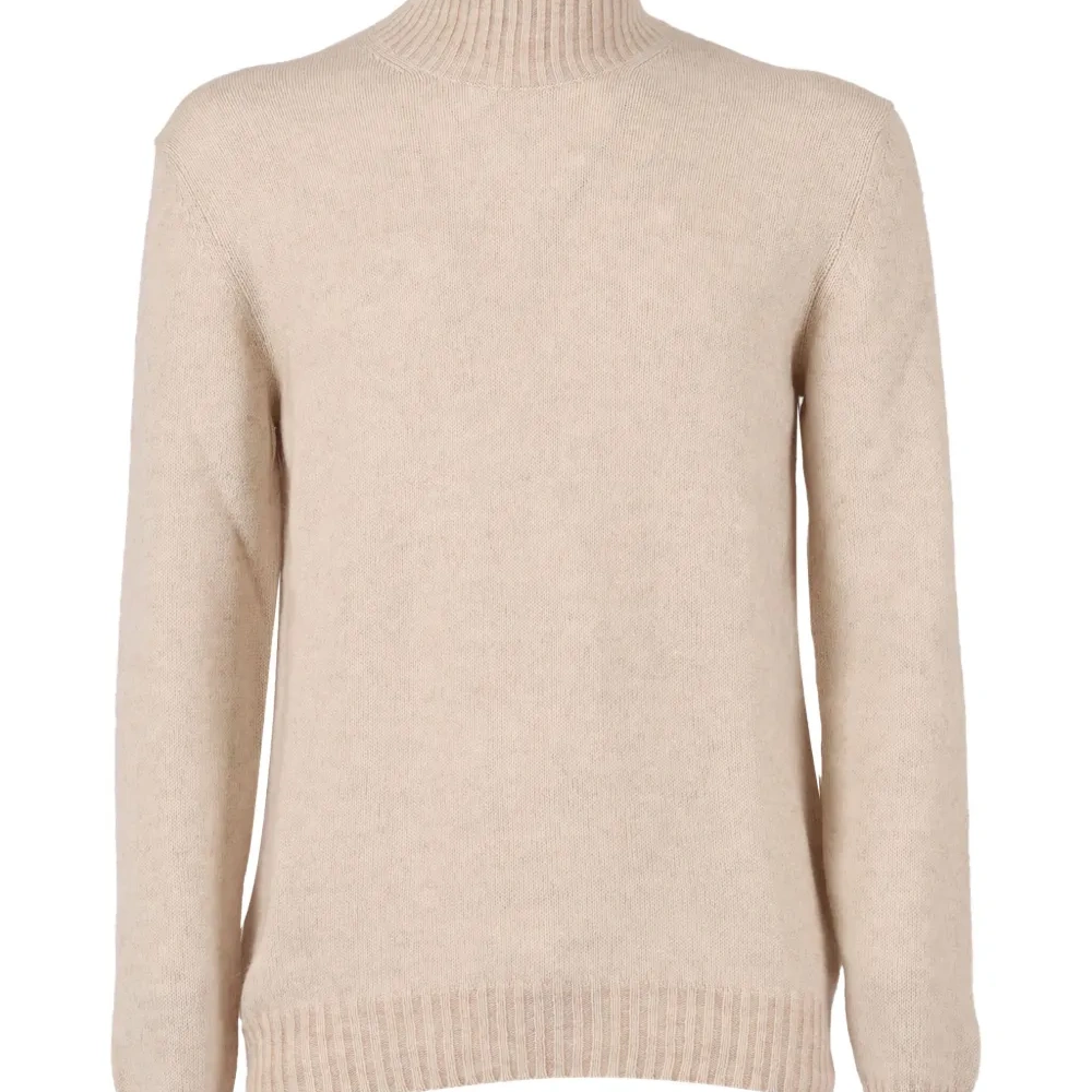 Свитер с высоким воротником