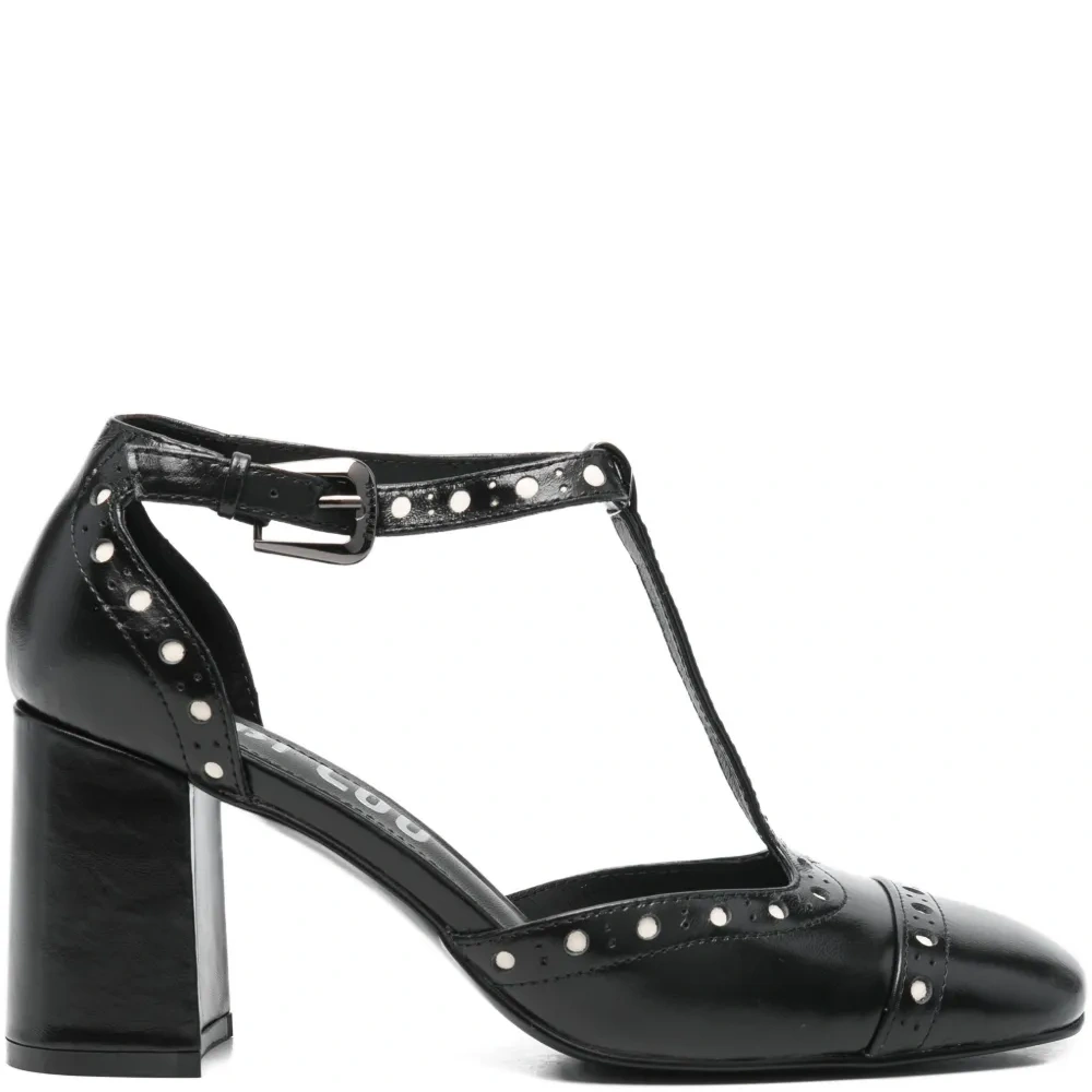 Кожаные туфли с украшением в виде заклёпок