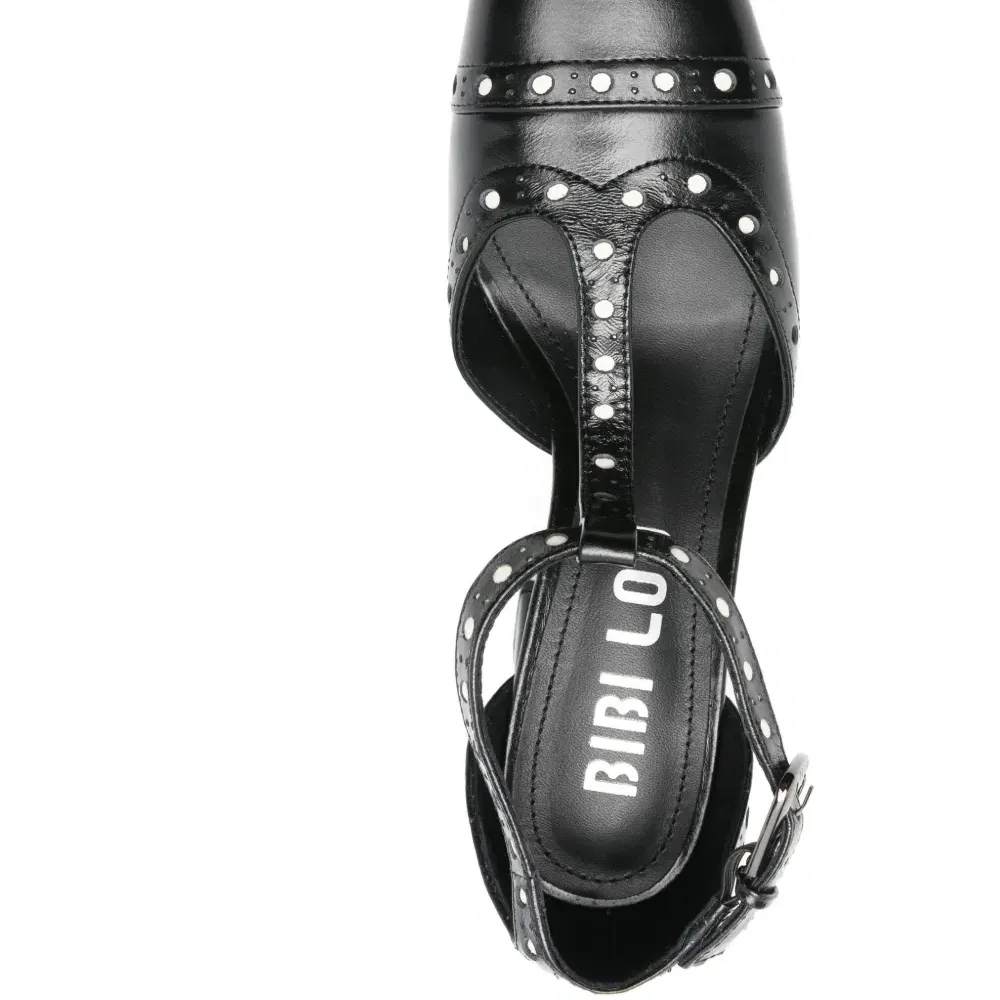 Кожаные туфли с украшением в виде заклёпок Кожаные туфли с украшением в виде заклёпок