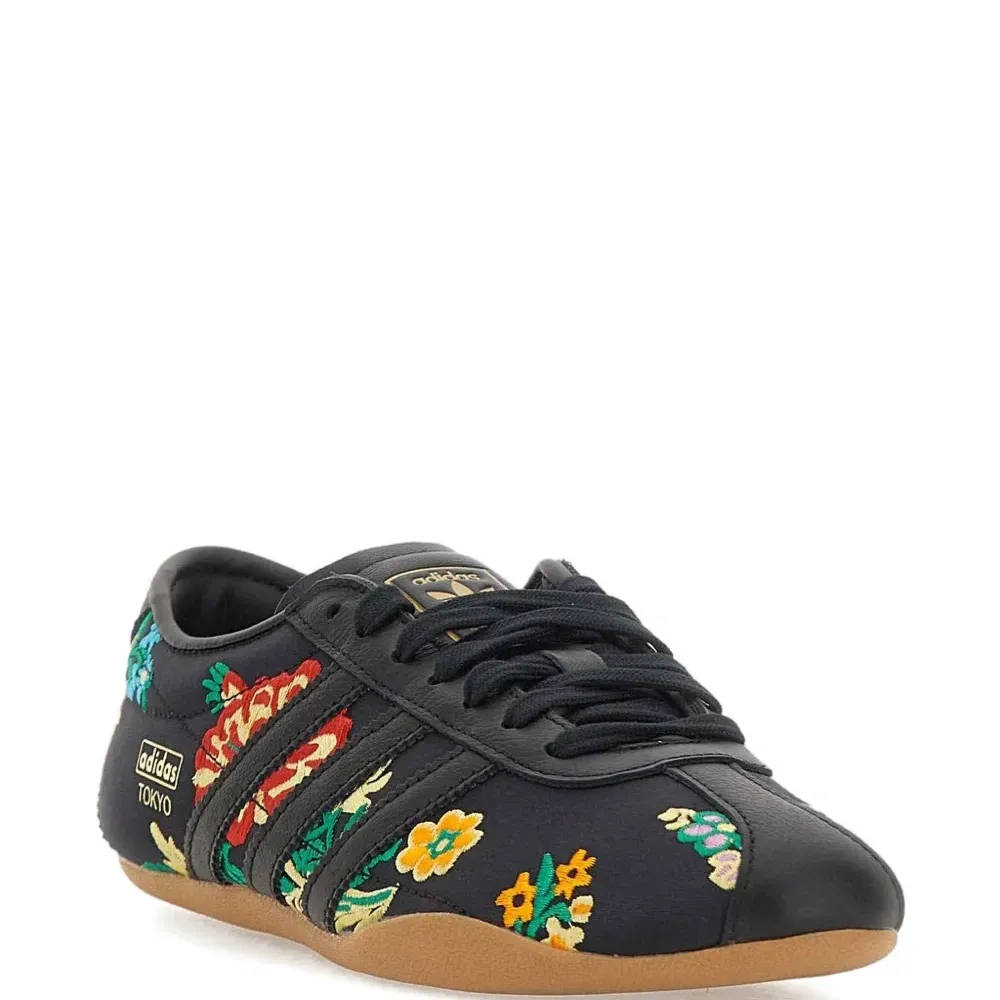 Кроссовки на шнуровке с цветочной вышивкой