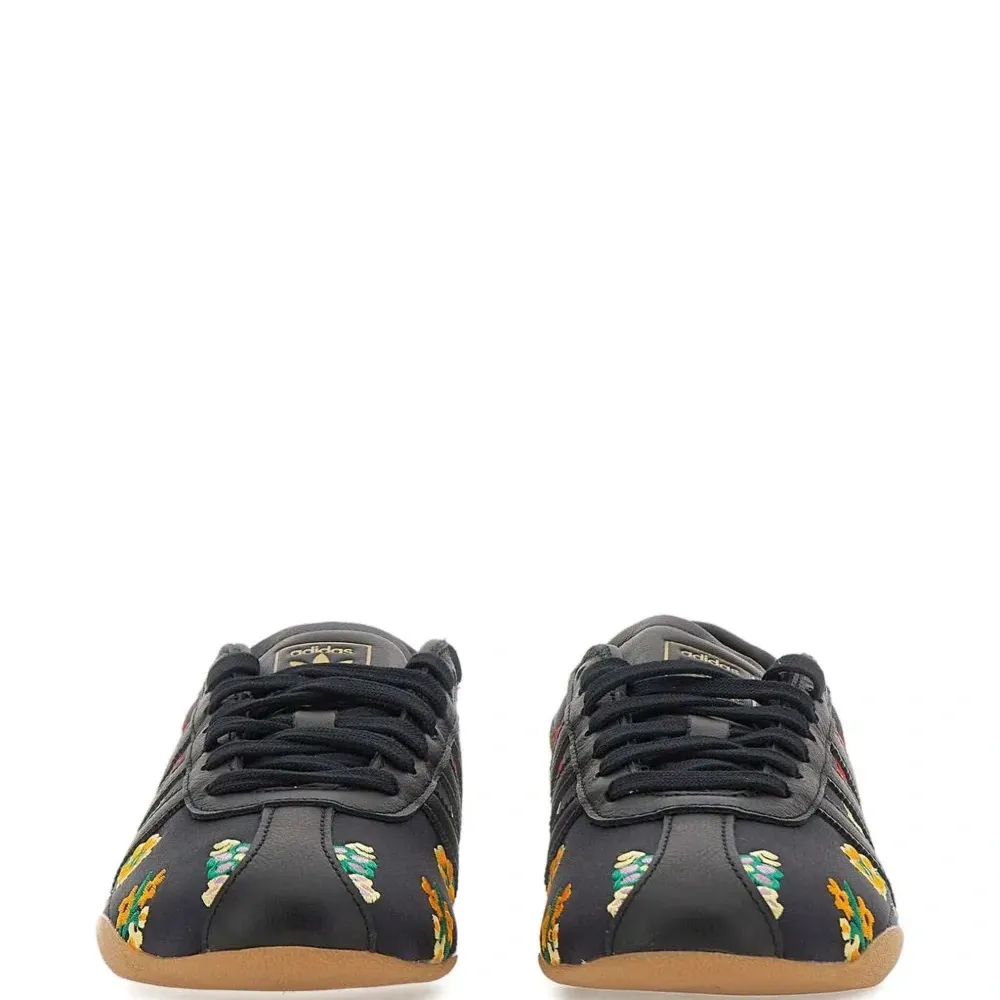 Кроссовки на шнуровке с цветочной вышивкой