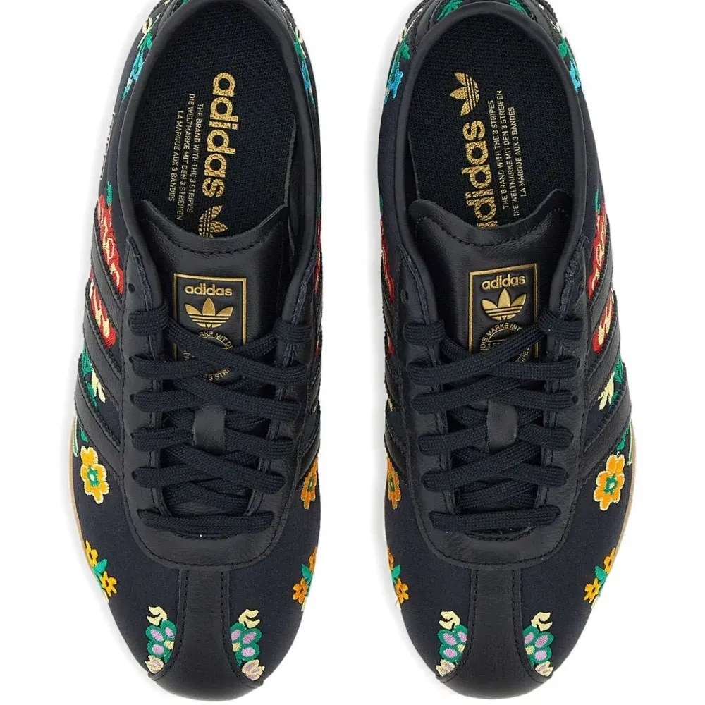 Кроссовки на шнуровке с цветочной вышивкой