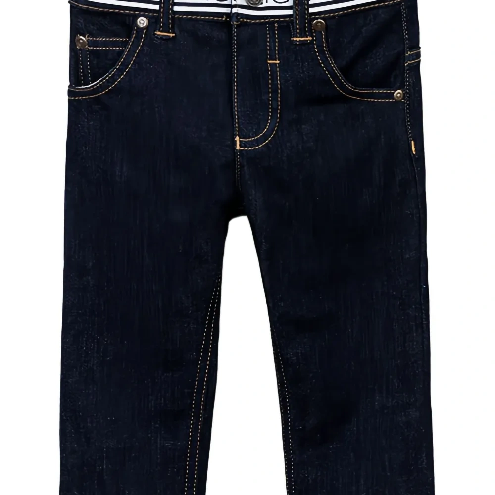 Джинсы с логотипом на поясе