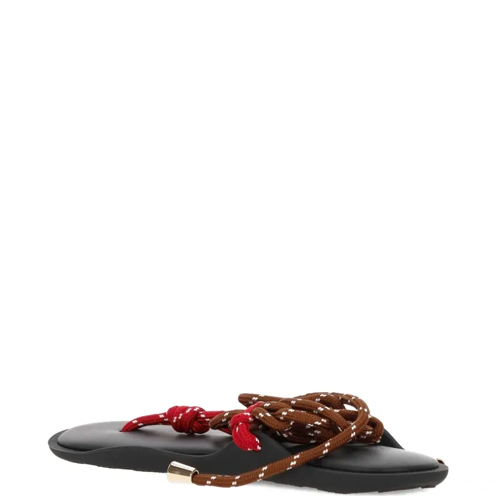 Сандалии на плоской подошве