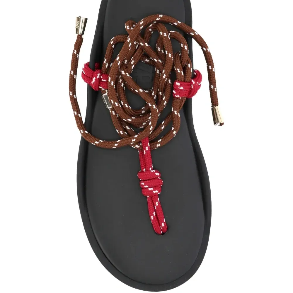 Сандалии на плоской подошве