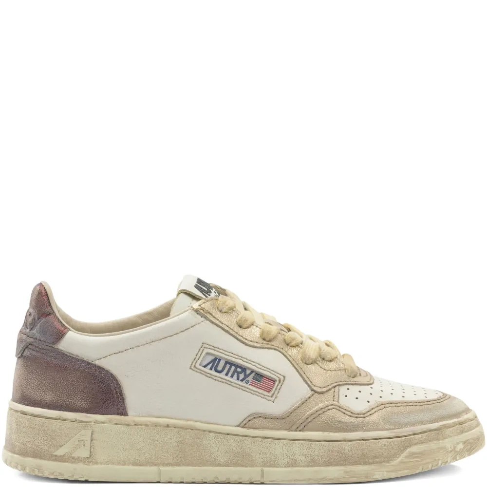 Кроссовки с перфорированными вставками