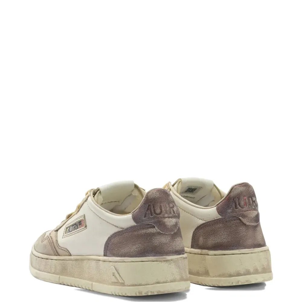 Кроссовки с перфорированными вставками