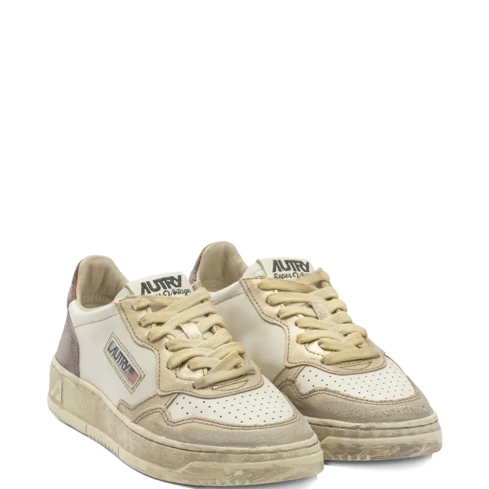 Кроссовки с перфорированными вставками