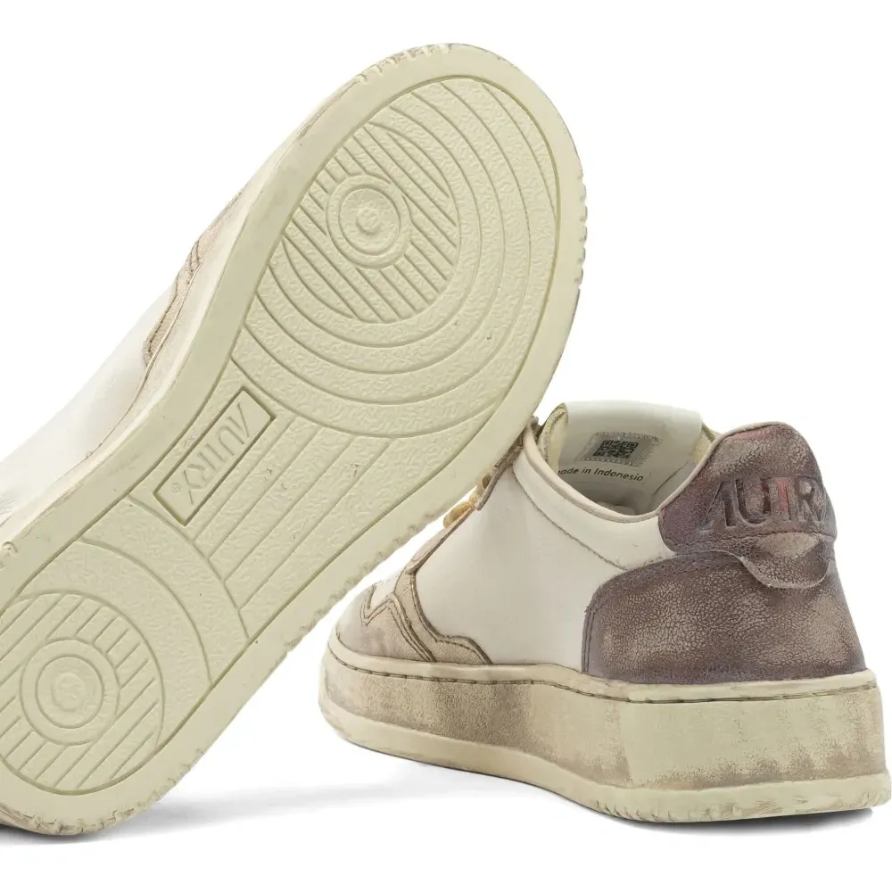 Кроссовки с перфорированными вставками