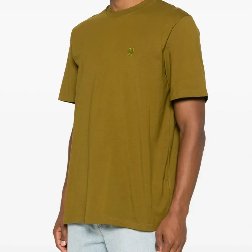 Футболка с вышитым логотипом Футболка с вышитым логотипом