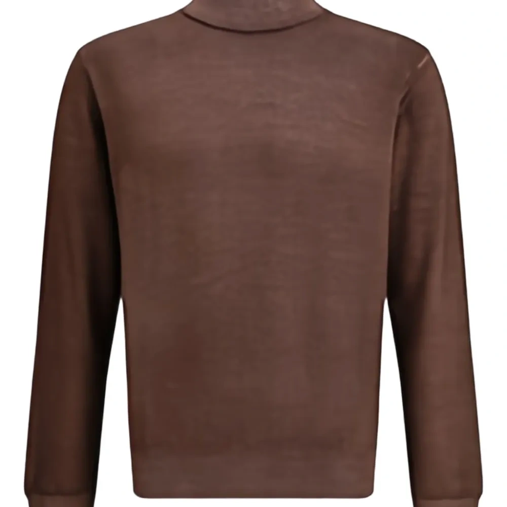 Вязаный свитер с высоким воротником