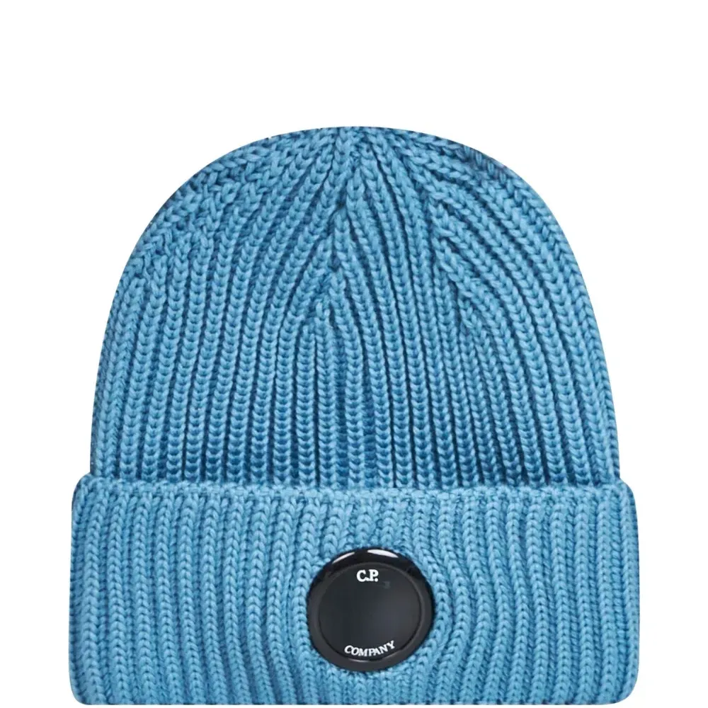 Рифленая шапка-бини с деталями на линзе