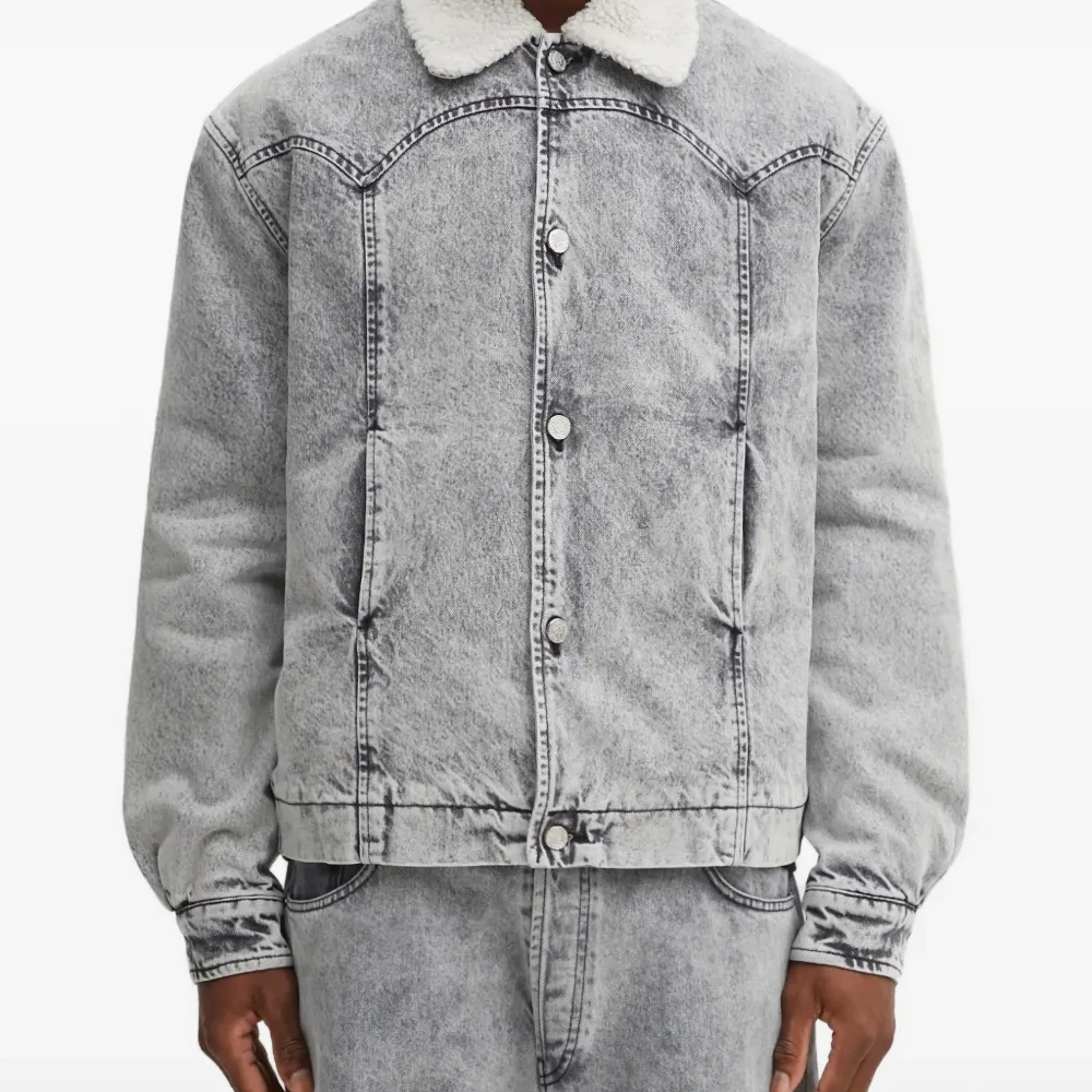 Джинсовая куртка с воротником из шерпы