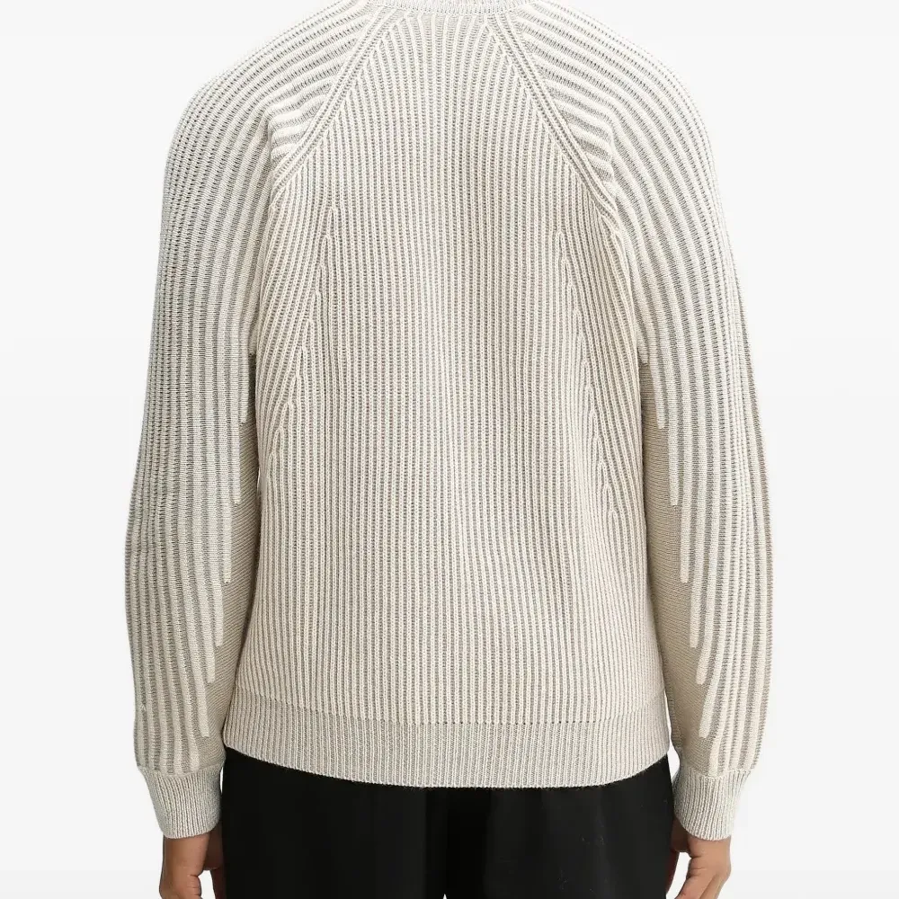 Вязаный свитер в рубчик