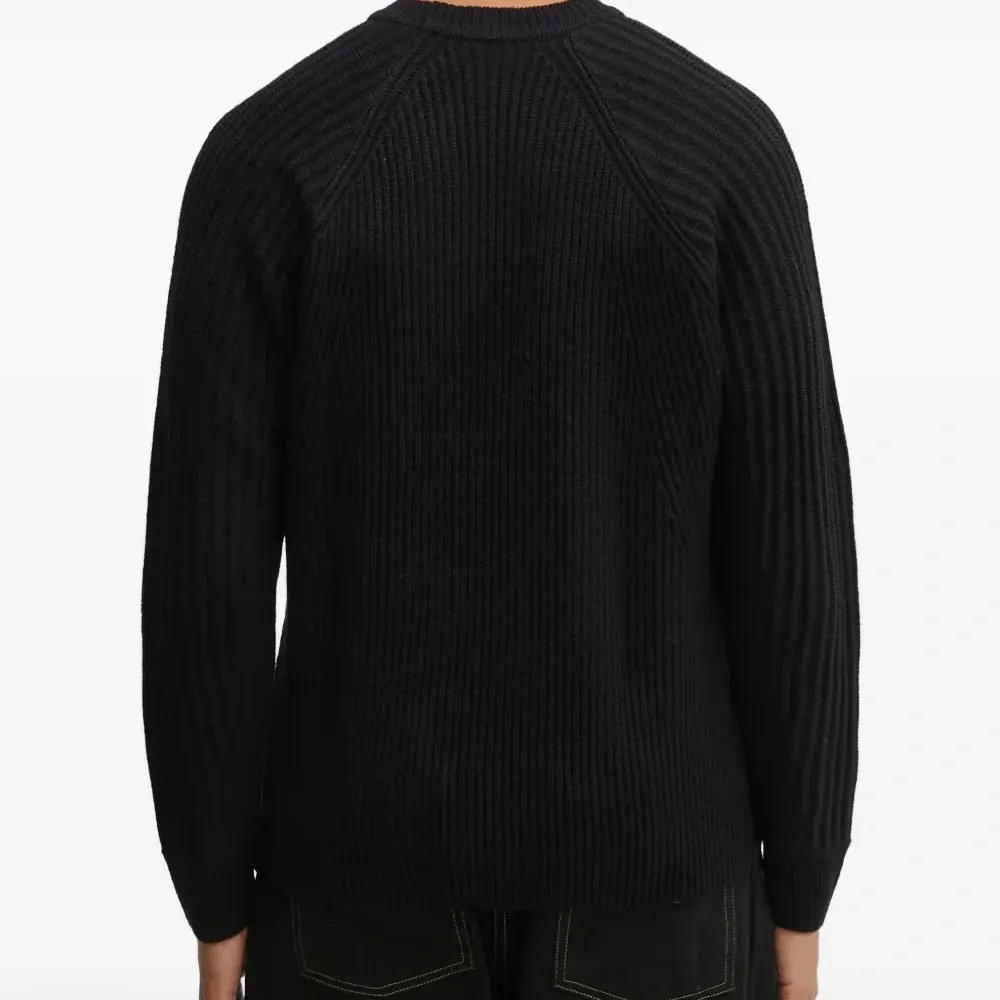 Вязаный свитер с вышивкой