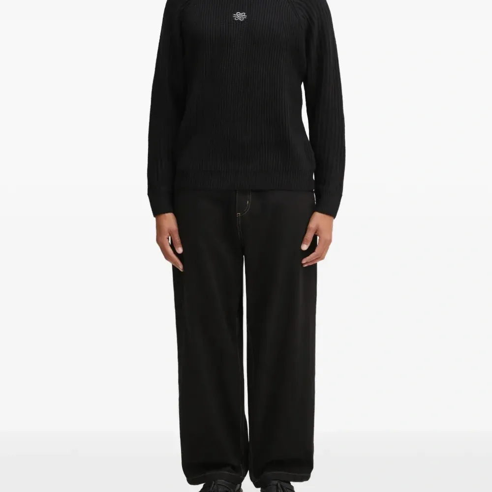 Вязаный свитер с вышивкой