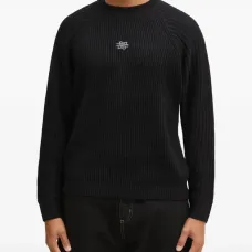 Вязаный свитер с вышивкой