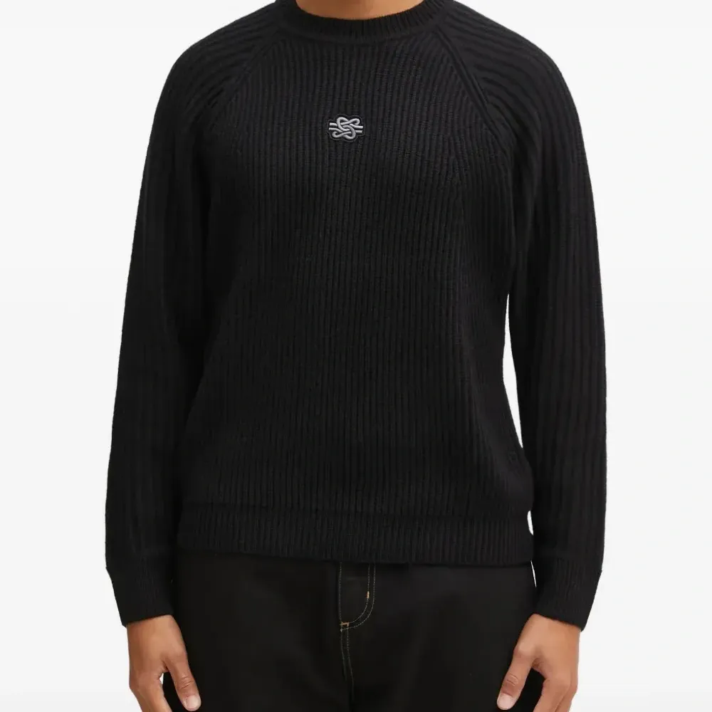 Вязаный свитер с вышивкой