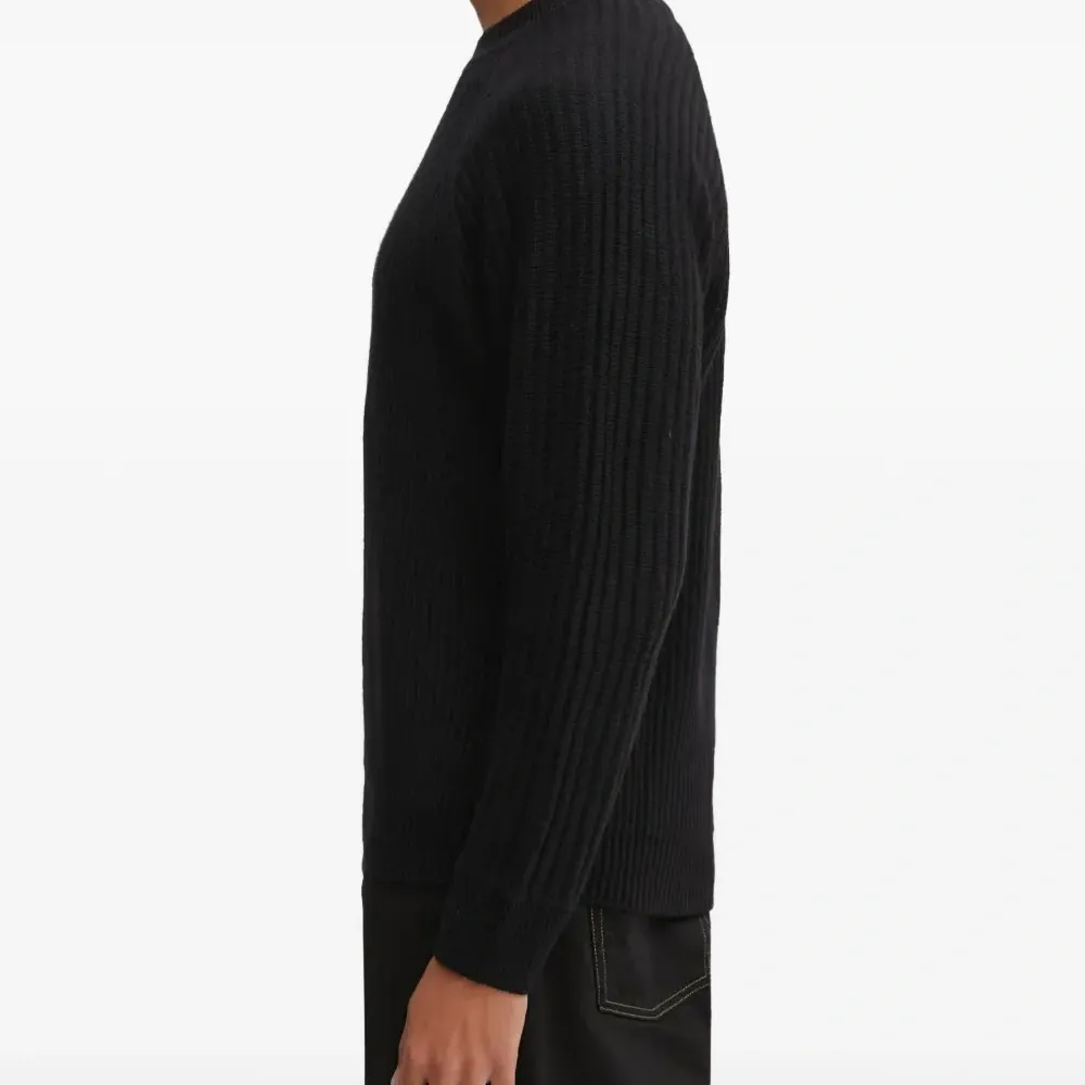 Вязаный свитер с вышивкой