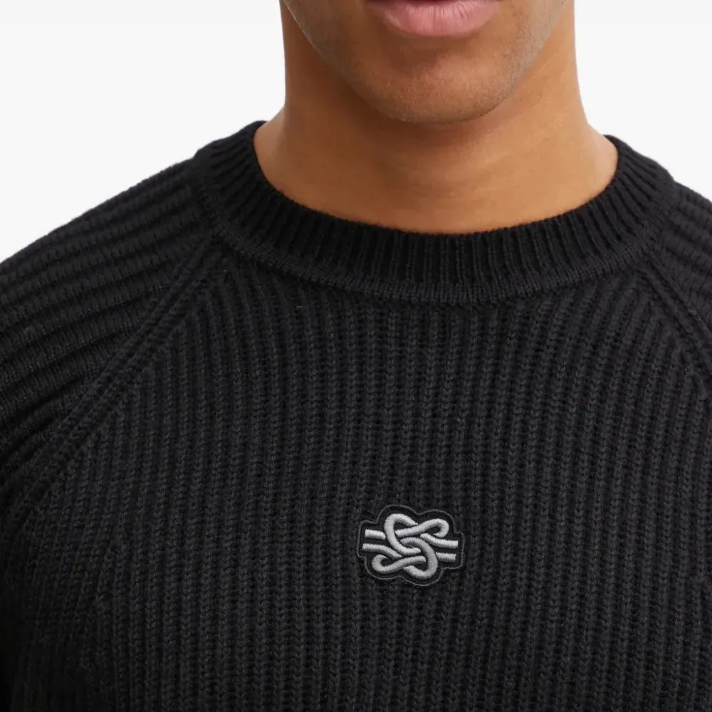 Вязаный свитер с вышивкой