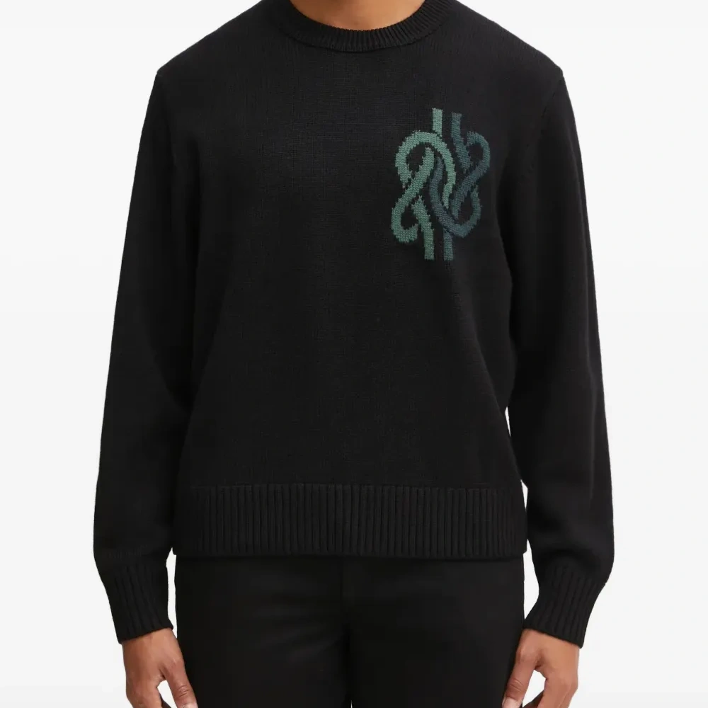 Свитер с вышитым логотипом