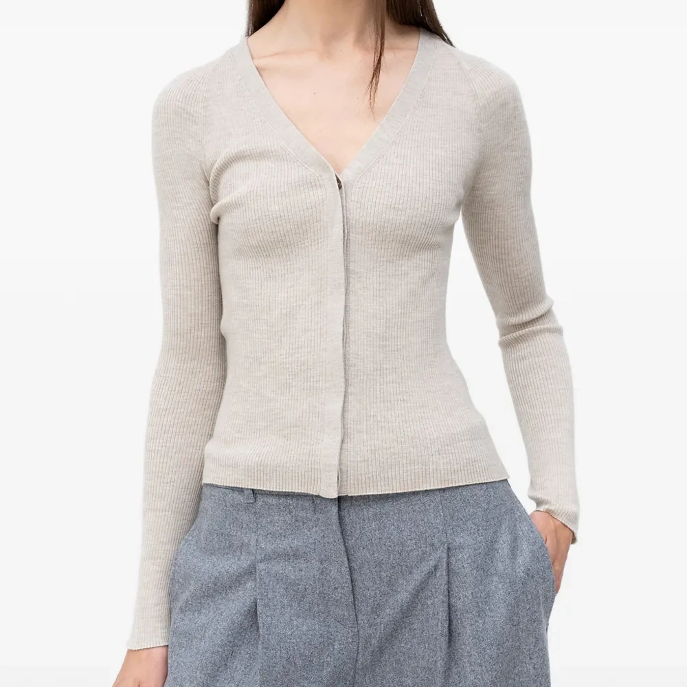 Кардиган с V-образным вырезом в рубчик