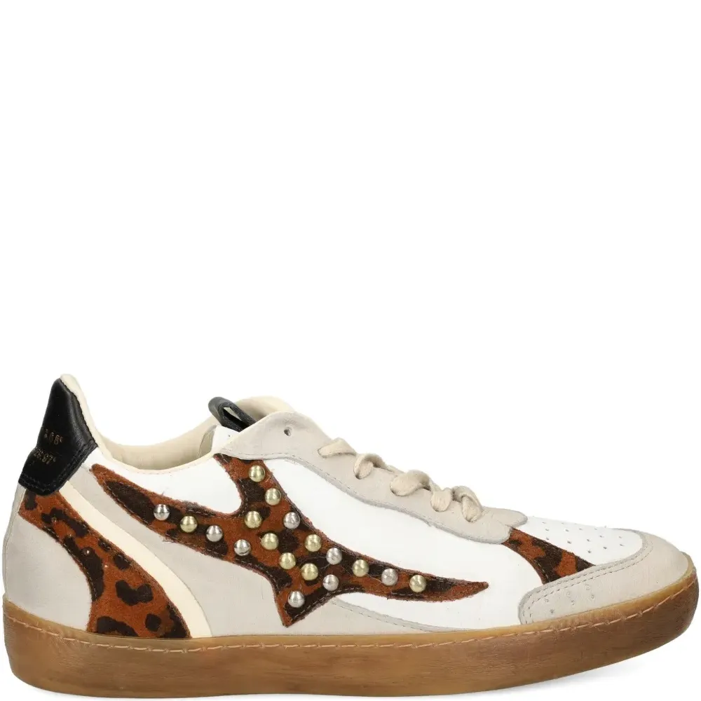 Кеды с заклёпками и анималистичным принтом