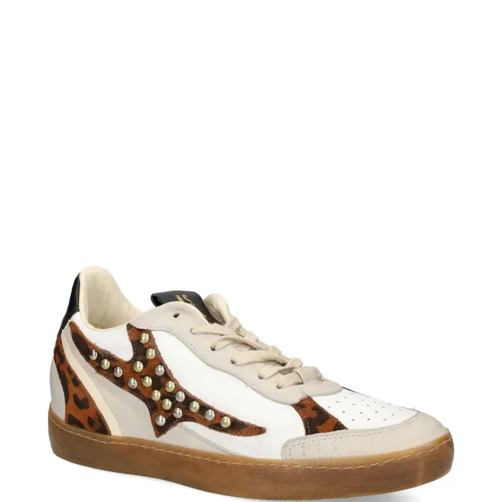 Кеды с заклёпками и анималистичным принтом