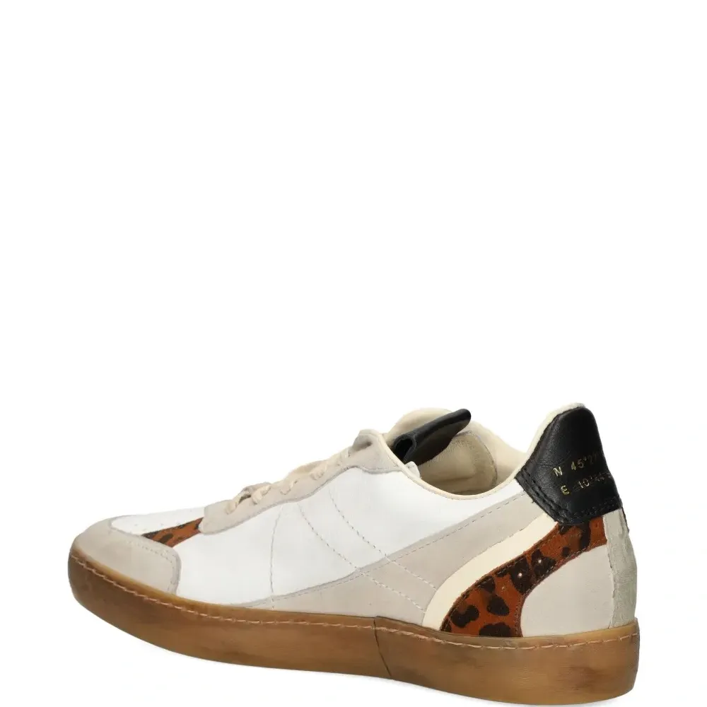 Кеды с заклёпками и анималистичным принтом