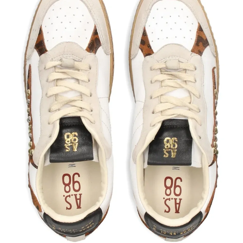 Кеды с заклёпками и анималистичным принтом