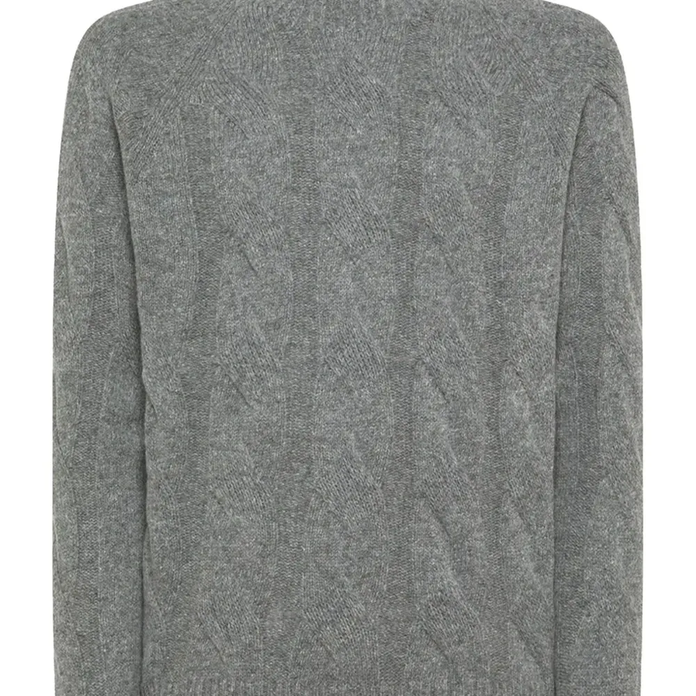 Вязаный свитер с высоким воротником