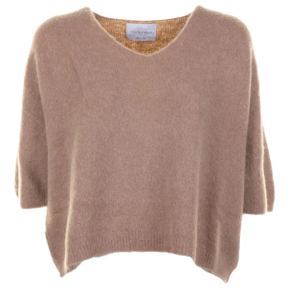 Футболка с V-образным вырезом