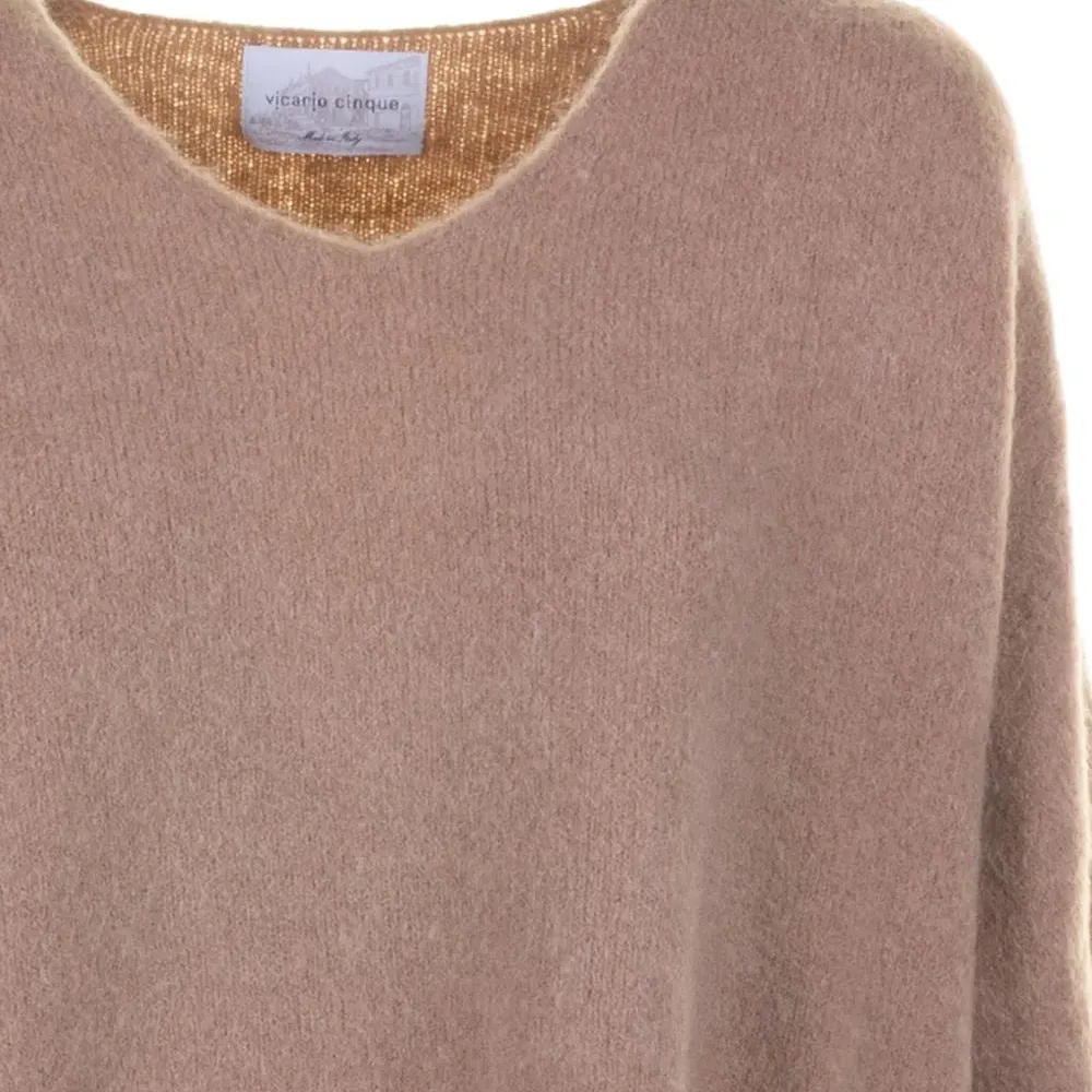 Футболка с V-образным вырезом