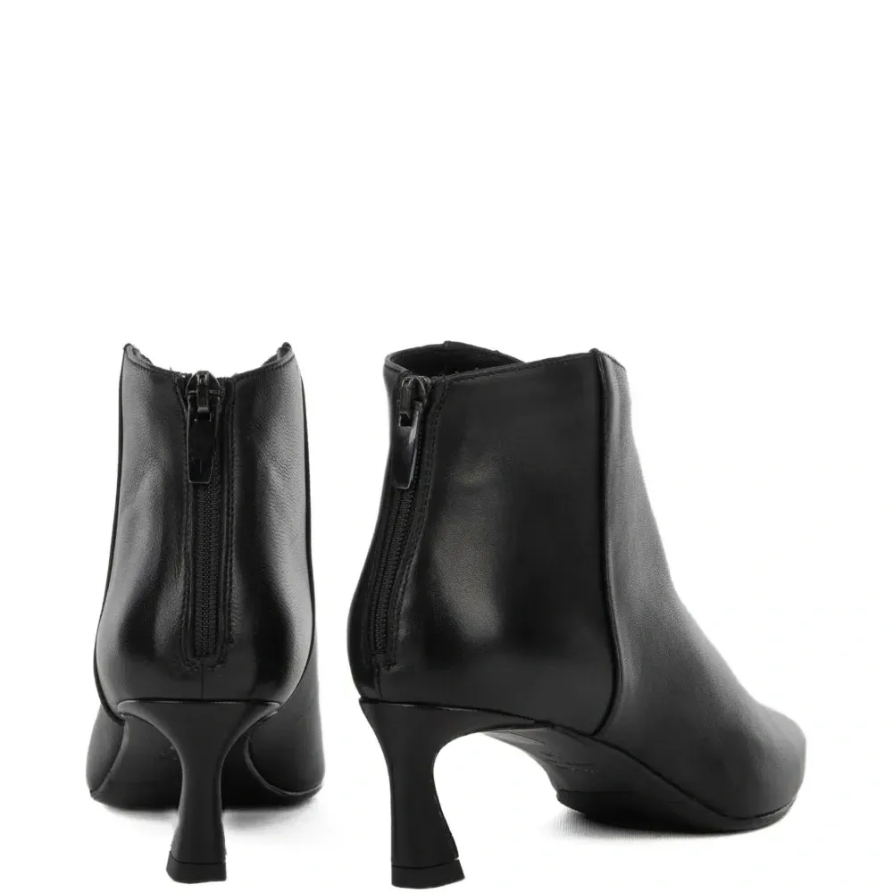 Кожаные сапоги с заострённым носком