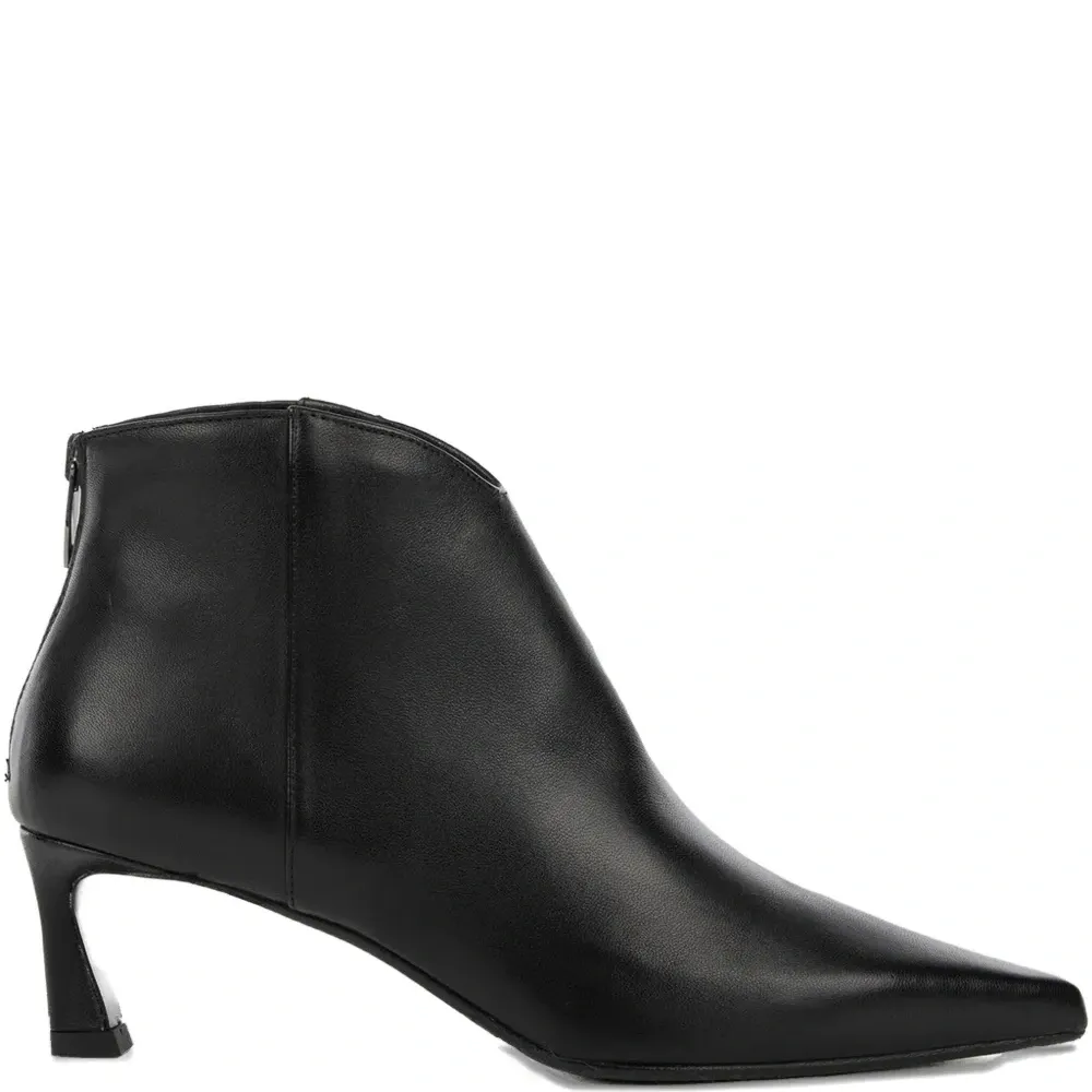 Кожаные сапоги с заострённым носком