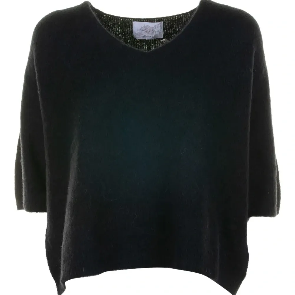 Футболка с V-образным вырезом