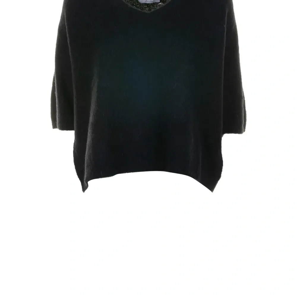 Футболка с V-образным вырезом