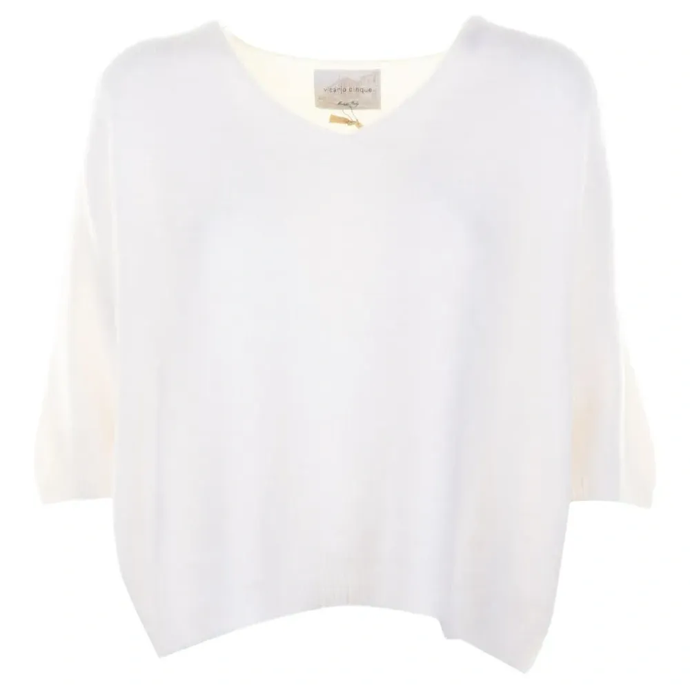 Футболка с V-образным вырезом