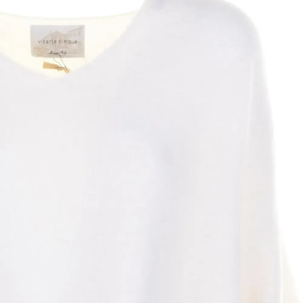 Футболка с V-образным вырезом