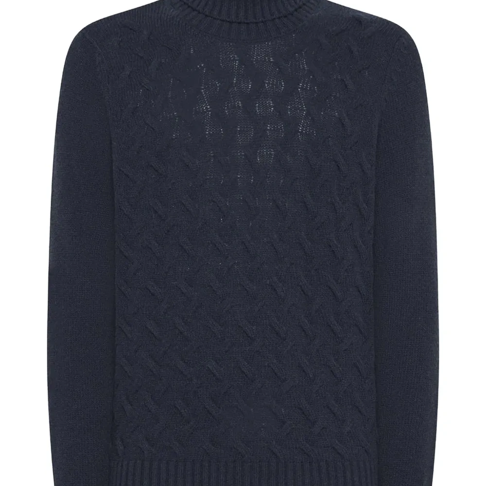 Свитер с высоким воротом и вязаным узором косичка