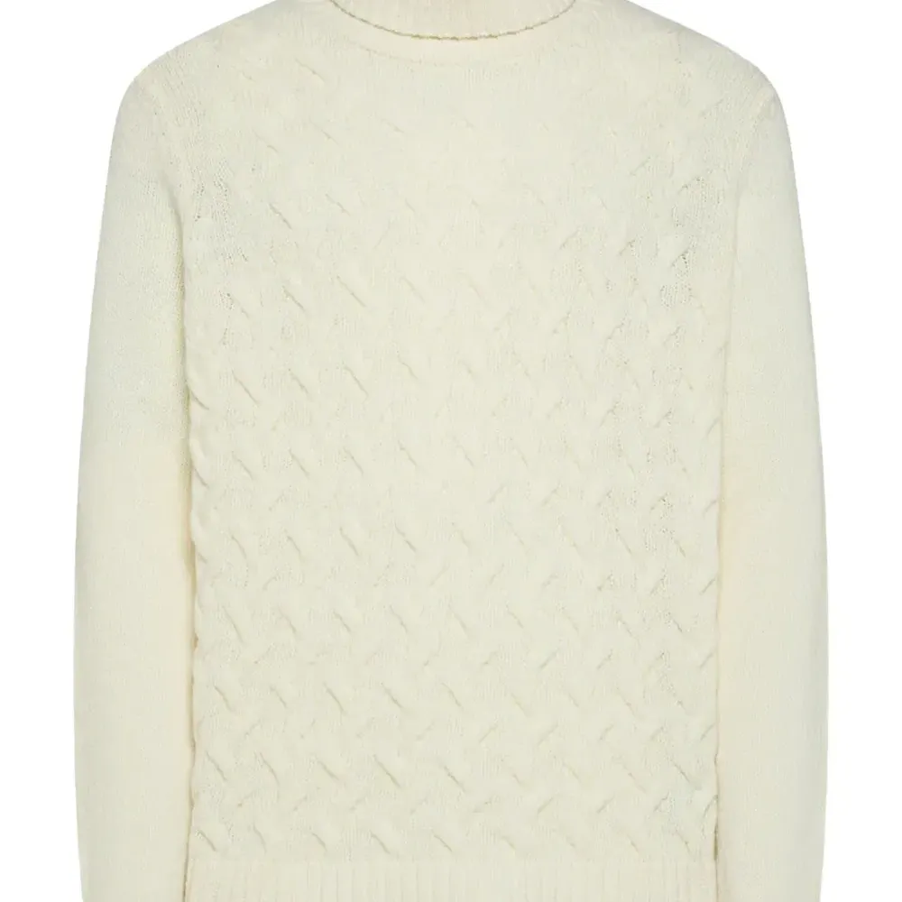 Свитер с высоким воротом и вязаным узором косичка