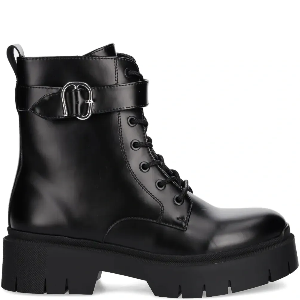 Ботинки на шнуровке