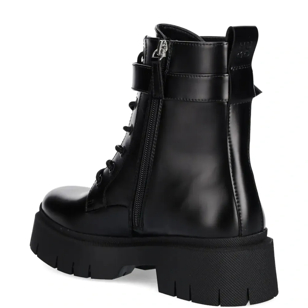 Ботинки на шнуровке