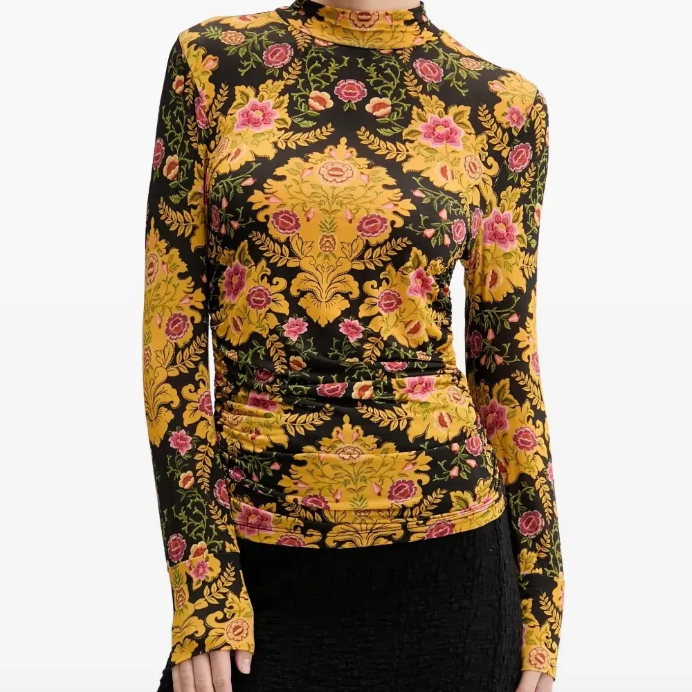 Футболка с цветочным принтом