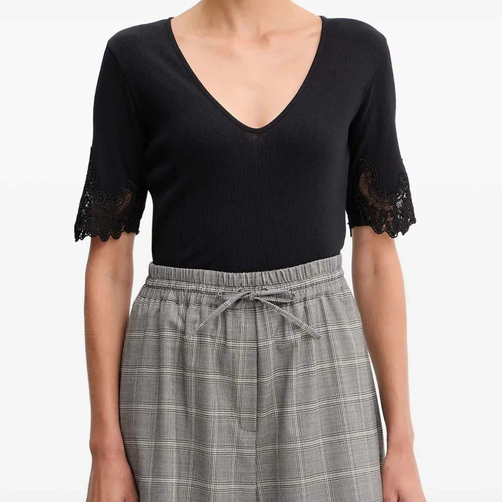 Хлопковая футболка с кружевной отделкой Хлопковая футболка с кружевной отделкой