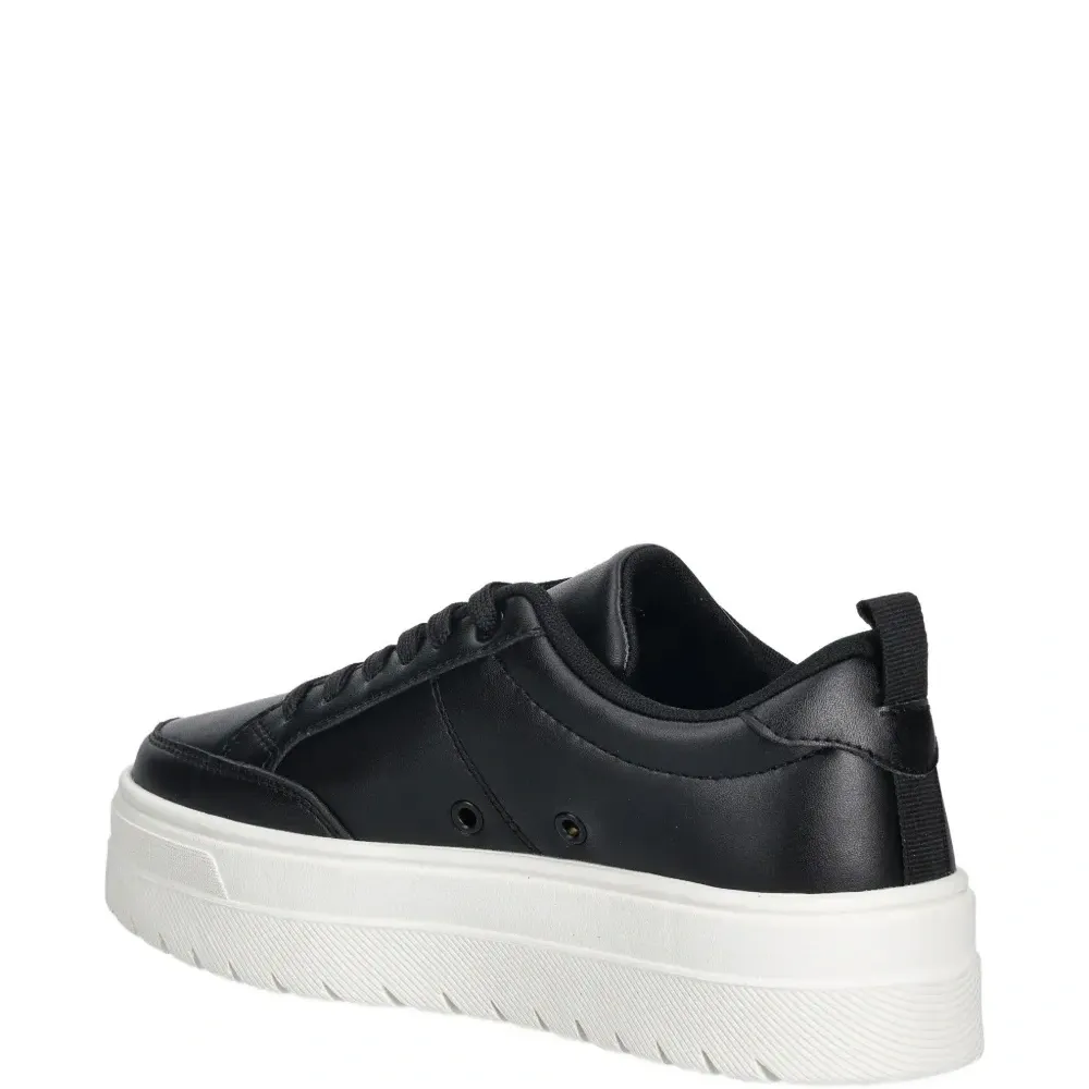 Кроссовки на шнуровке