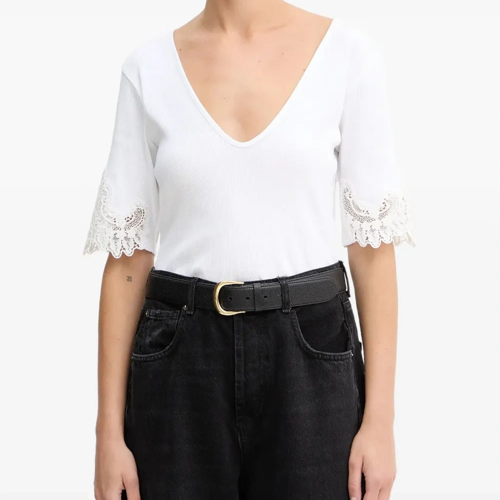 Футболка с V-образным вырезом и кружевной отделкой