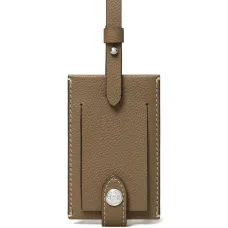 Аксессуары — багажная бирка из тиснёной кожи